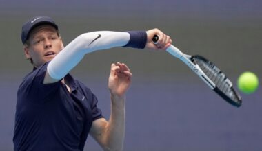 Sinner-Tsitsipas, la diretta del Six Kings: Jannik all'esordio sfida Stefanos per ritrovare Djokovic
