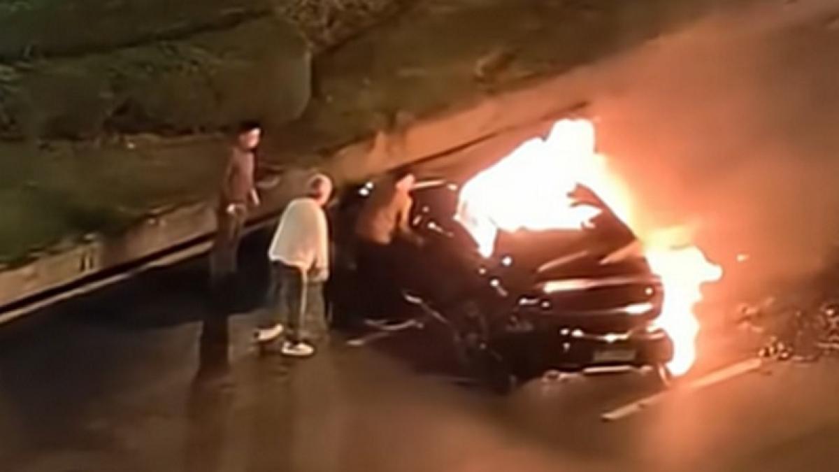 Incendio auto Cina portiere bloccate: maniglie elettriche, come si sbloccano