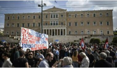 Grecia, la giornata lavorativa di 13 ore è legge (per 37 giorni all’anno con 40% in più di paga): protestano sindacati e opposizioni