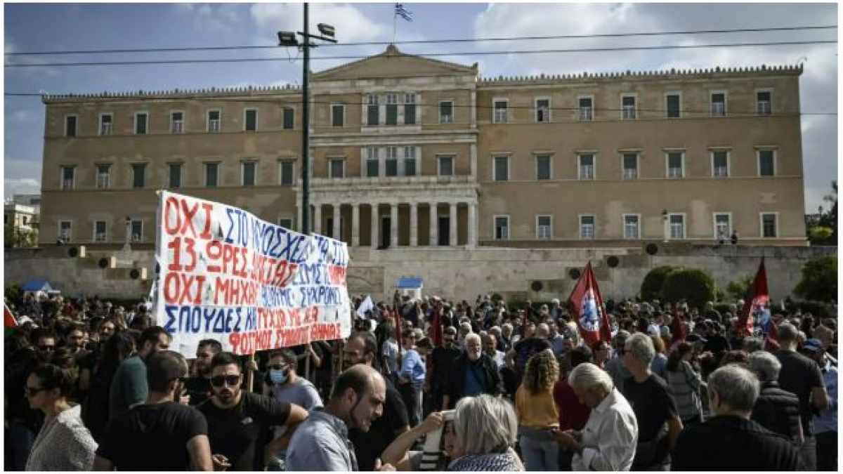 Grecia, la giornata lavorativa di 13 ore è legge (per 37 giorni all’anno con 40% in più di paga): protestano sindacati e opposizioni