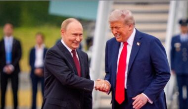 «Trump, un fesso»: sberleffi e barzellette, sulle tv russe va in scena la delegittimazione del leader Usa. E Putin approva