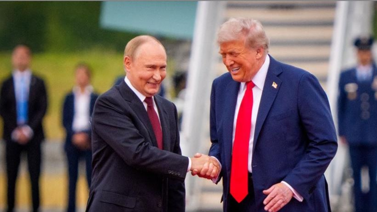 «Trump, un fesso»: sberleffi e barzellette, sulle tv russe va in scena la delegittimazione del leader Usa. E Putin approva