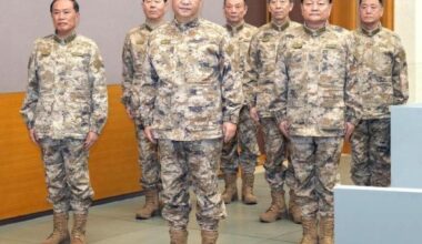 Cina, la falce di Xi sui generali: 9 espulsi per corruzione. Il «segnale» su Taiwan (e quello negativo sul presidente)