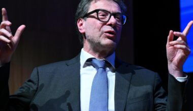 Manovra, sale l’aliquota sugli affitti brevi, la pensione è più lontana, meno tasse su straordinari e festivi: chi ci guadagna e chi ci perde