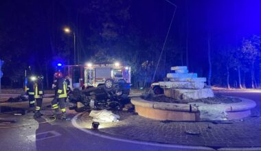Tragedia ad Asiago, auto con cinque giovani si schianta contro una fontana nella notte: tre morti. L’incidente dopo un compleanno