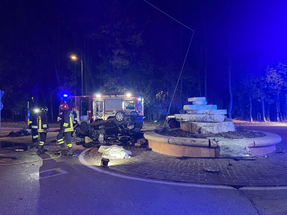 Tragedia ad Asiago, auto con cinque giovani si schianta contro una fontana nella notte: tre morti. L’incidente dopo un compleanno