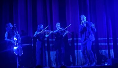 I Queens of the Stone Age vanno a teatro: e mai matrimonio fra classica e rock fu più riuscito