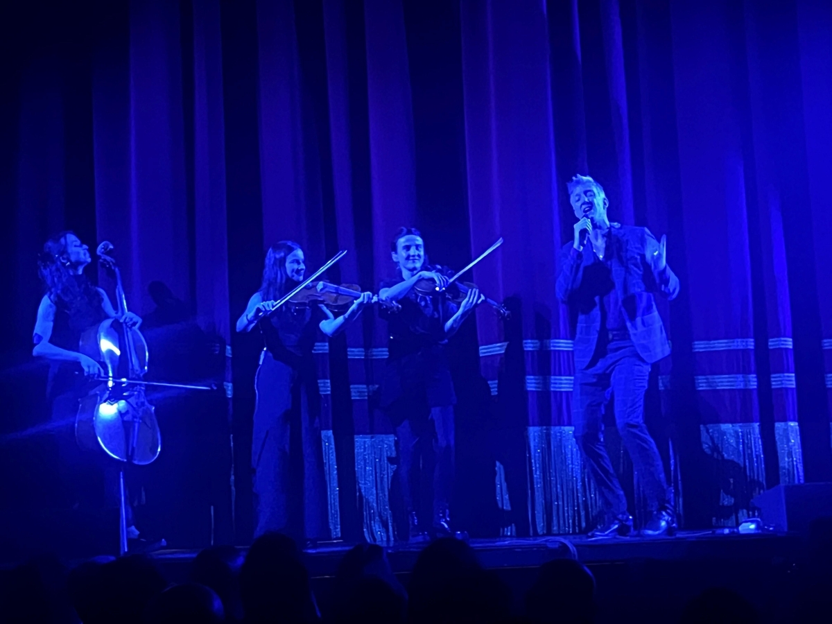 I Queens of the Stone Age vanno a teatro: e mai matrimonio fra classica e rock fu più riuscito