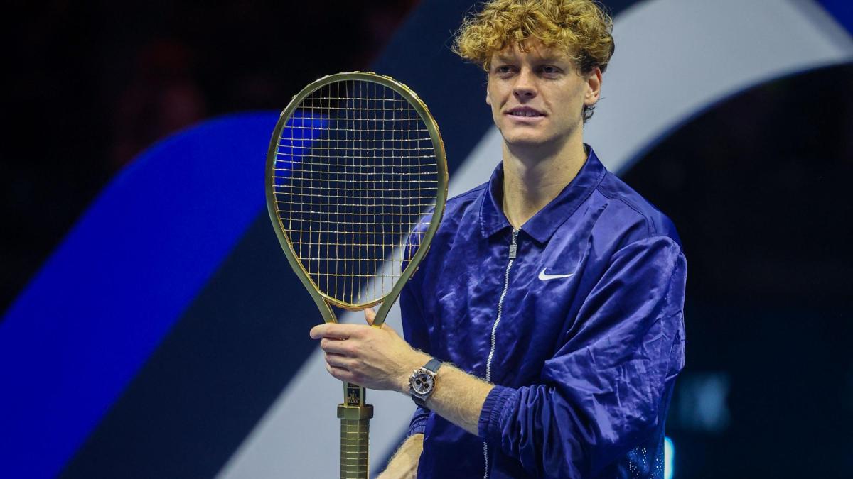 Sinner e la racchetta da 4 kg di oro massiccio