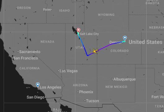 Il giallo del Boeing colpito da un oggetto in alta quota: parabrezza danneggiato e sospetti su pezzi di satellite
