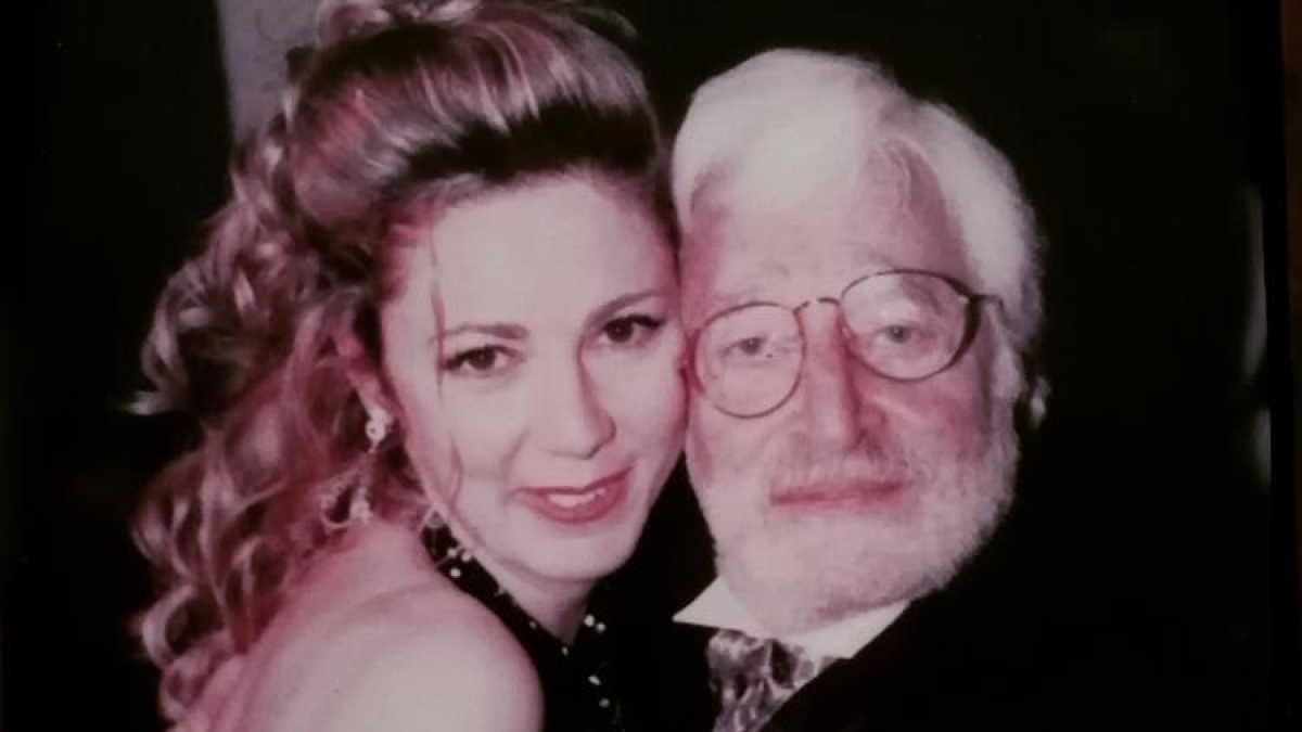 Daniela Cenciotti, moglie di Carlo Croccolo: «Cercava un’attrice e mi presentai, dopo dieci giorni vivevamo insieme. Amò Marilyn ma di lei non parlò mai. Per il brevetto di volo snobbò Fellini»