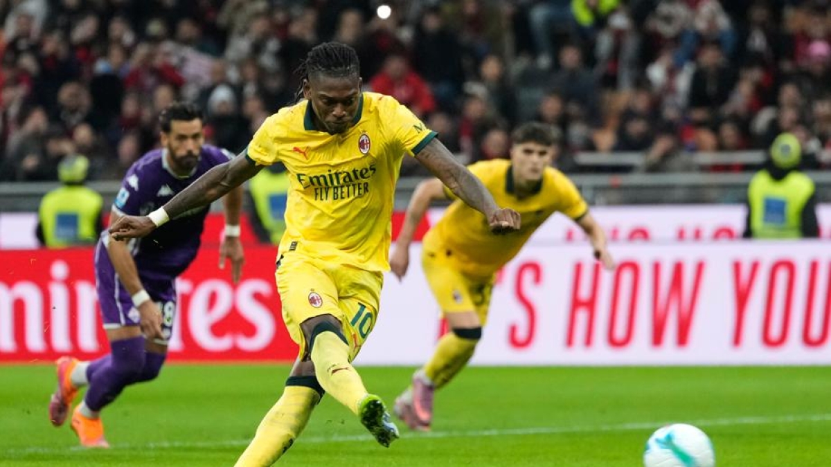 Rigore Milan per tocco di Parisi su Gimenez, la polemica. Pioli: «Così si invita i giocatori a simulare»; Pradè: «Brutta immagine»