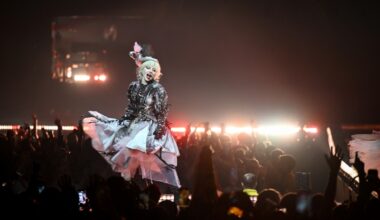 Lady Gaga alla conquista di Milano, tra Elodie e Mahmood e fan arrivati in tenda. E piange ricordando le nonne italiane