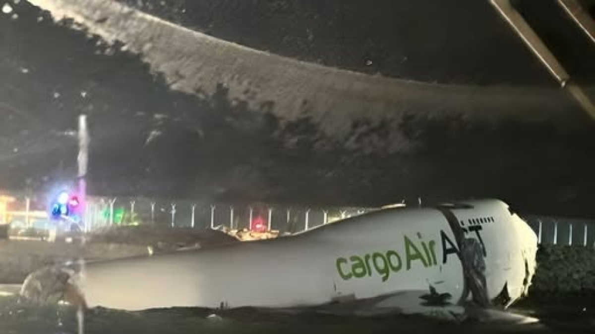 Hong Kong, aereo cargo fuori pista in fase di atterraggio: due morti
