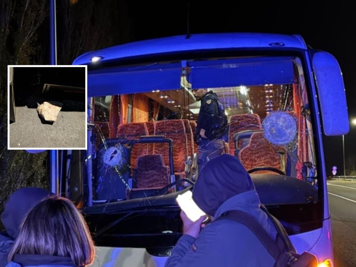 Agguato al pullman dei tifosi del Pistoia basket, morto l'autista: seguiti per chilometri prima della sassaiola. «Un atto criminale»