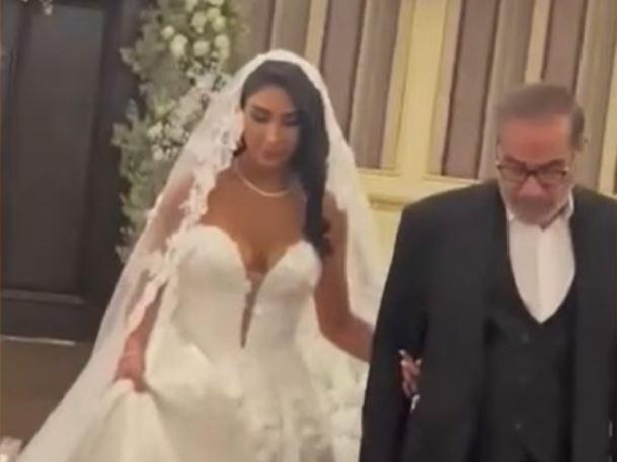 Iran, la figlia del consigliere di Khamenei si sposa in abito scollato e senza hijab