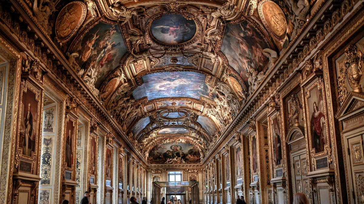 Louvre, cosa è successo nei 7 minuti della rapina al museo di Parigi: il travestimento da operai, il montacarichi, i gioielli e l'unica sbavatura