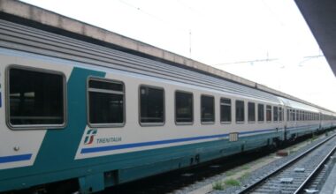 Novara, treno investe tre giovani. Uno è morto, altri due feriti