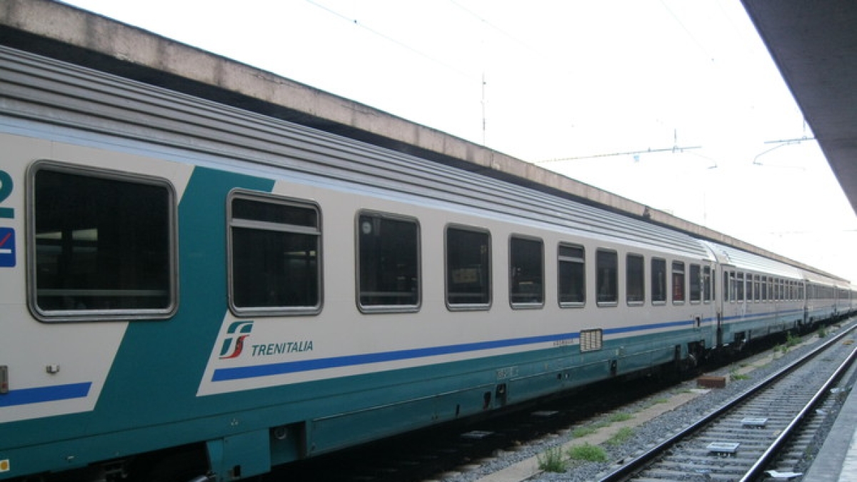 Novara, treno investe tre giovani. Uno è morto, altri due feriti