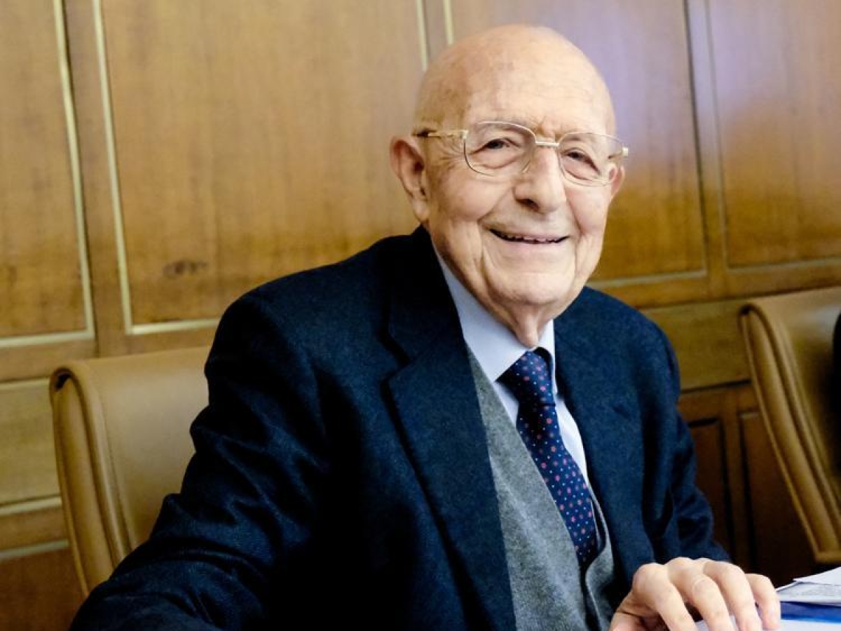 Sabino Cassese compie 90 anni: «Ho un appartamento per i miei 27 mila libri. Meloni? La migliore allieva di Togliatti»