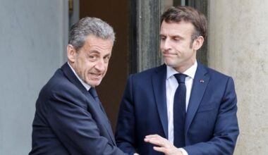 Sarkozy oggi entra in carcere. L'isolamento, la sciarpa lunga al massimo un metro, i libri: come vivrà l'ex presidente
