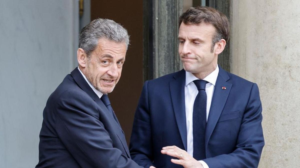 Sarkozy oggi entra in carcere. L'isolamento, la sciarpa lunga al massimo un metro, i libri: come vivrà l'ex presidente