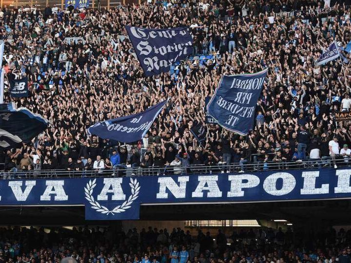 Napoli, arrestati 180 tifosi a Eindhoven: caos prima della sfida Champions con il Psv. La polizia: «Arrestati per impedire disordini»