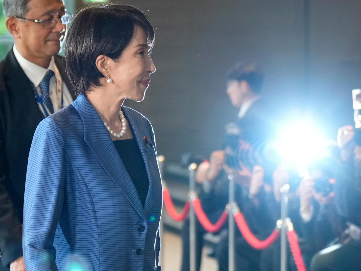 Sanae Takaichi è la nuova premier del Giappone, prima donna a guidare il Paese. Le posizioni di destra, il passato da batterista metal: la «Lady di Ferro» che preoccupa la Cina