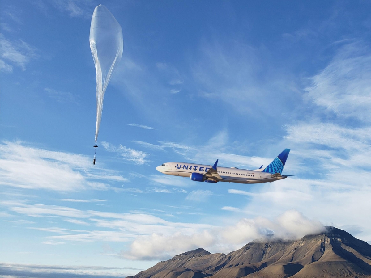 Boeing colpito in volo, così il pallone sonda ha danneggiato il parabrezza