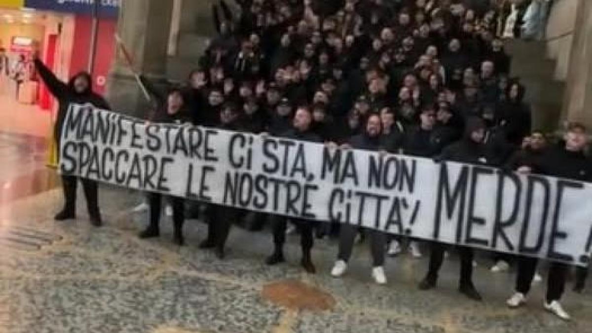 Ultras Juve in Stazione Centrale a Milano: saluti romani, inno e striscioni