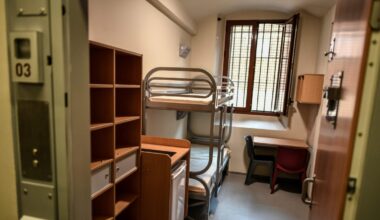 Sarkozy, il primo giorno in cella di isolamento: «Ha fatto sport e ha cominciato a scrivere il suo libro». Accolto dalle grida dei carcerati