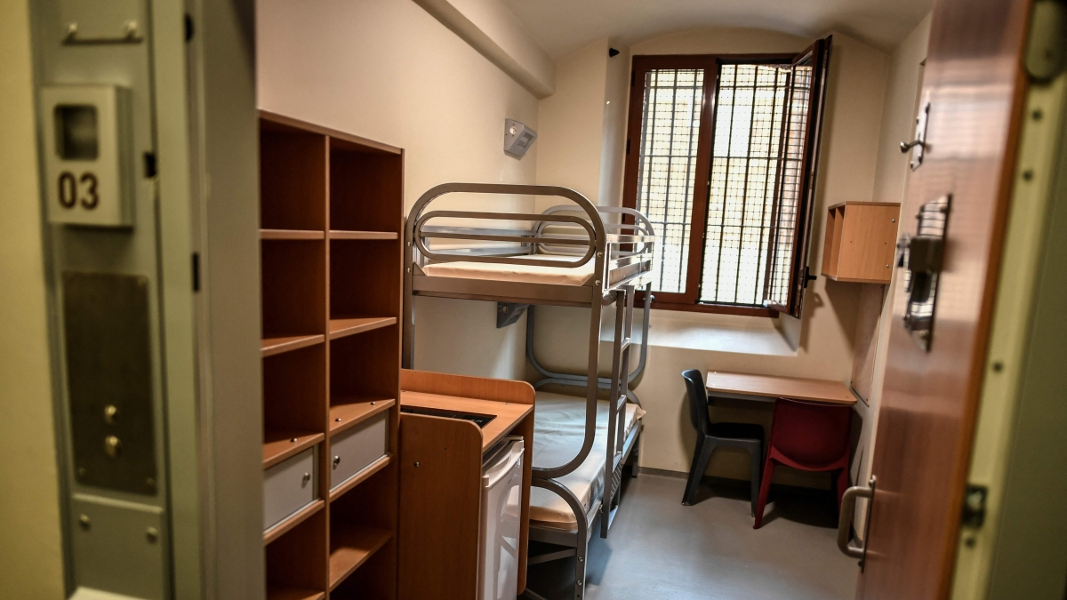 Sarkozy, il primo giorno in cella di isolamento: «Ha fatto sport e ha cominciato a scrivere il suo libro». Accolto dalle grida dei carcerati