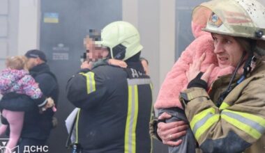 Kharkiv, drone russo sull'asilo in pieno giorno. Nella regione di Kiev uccisi un 12enne e una neonata. Zelensky: «Uno sputo in faccia alla pace»