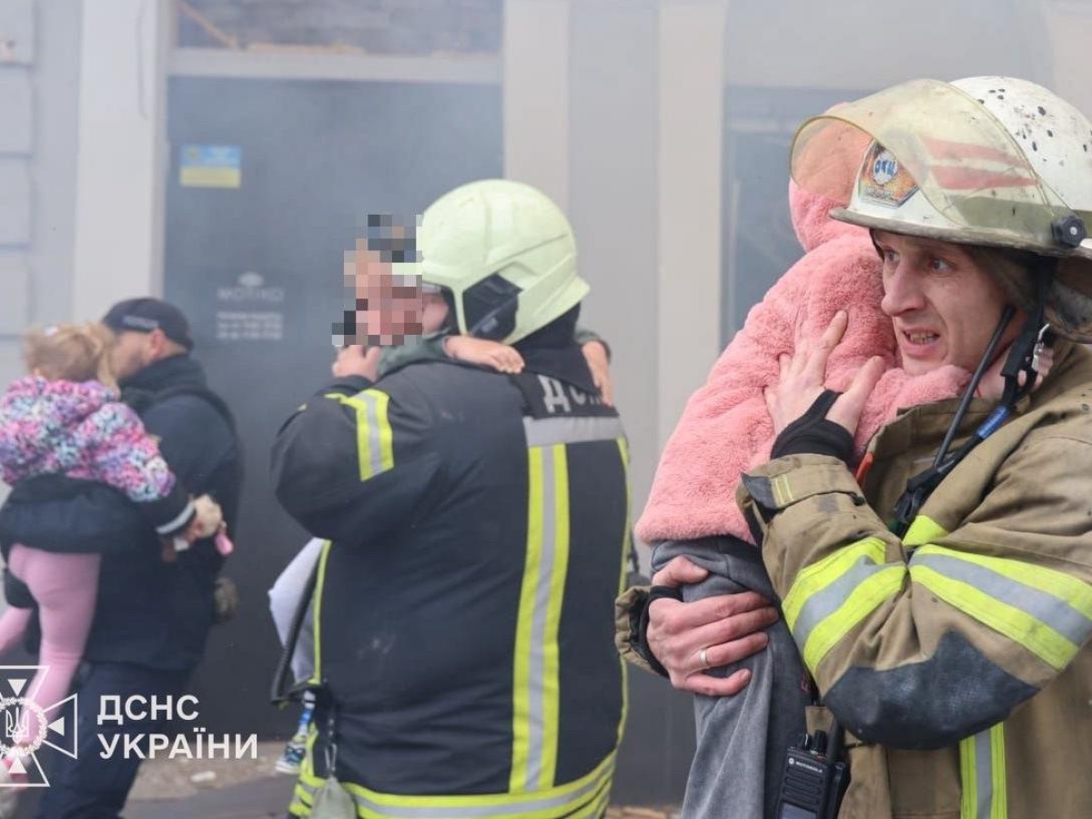 Kharkiv, drone russo sull'asilo in pieno giorno. Nella regione di Kiev uccisi un 12enne e una neonata. Zelensky: «Uno sputo in faccia alla pace»