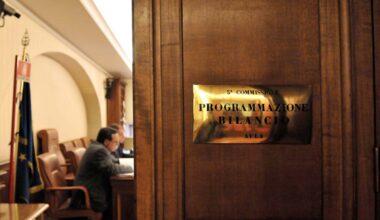 Manovra «bollinata», cosa è cambiato rispetto alla bozza: Irpef al 33%, rivisto l’aumento sugli affitti brevi, ritocchi su banche e cinema