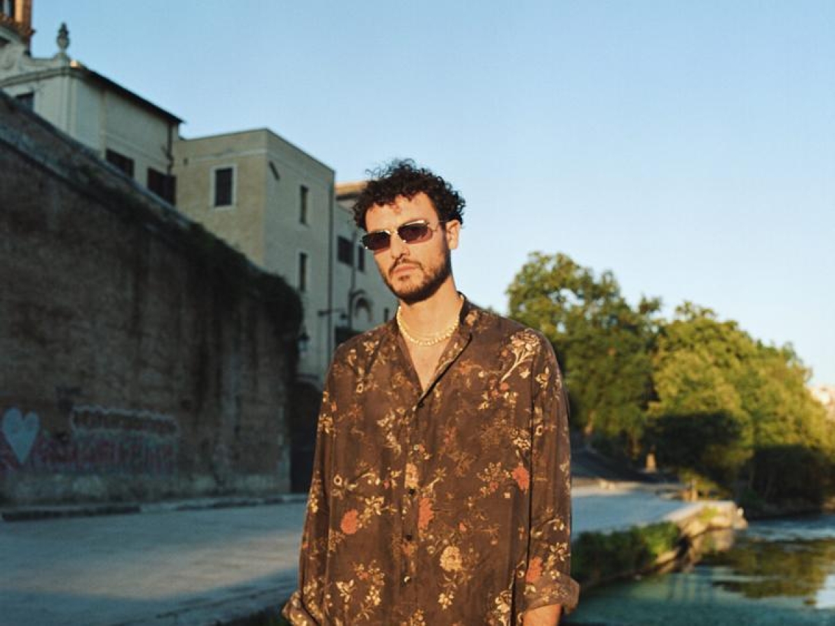 Carl Brave: «Romanista fin dalla nascita, per amore della maglia taglio pure l’erba con Favino»