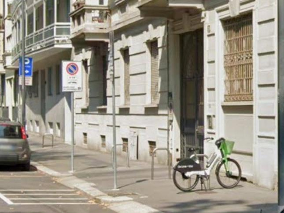 Milano, seminterrato di 93 metri quadri in vendita a 600 mila euro: «Finestre ad altezza marciapiede, ma è ristrutturato»