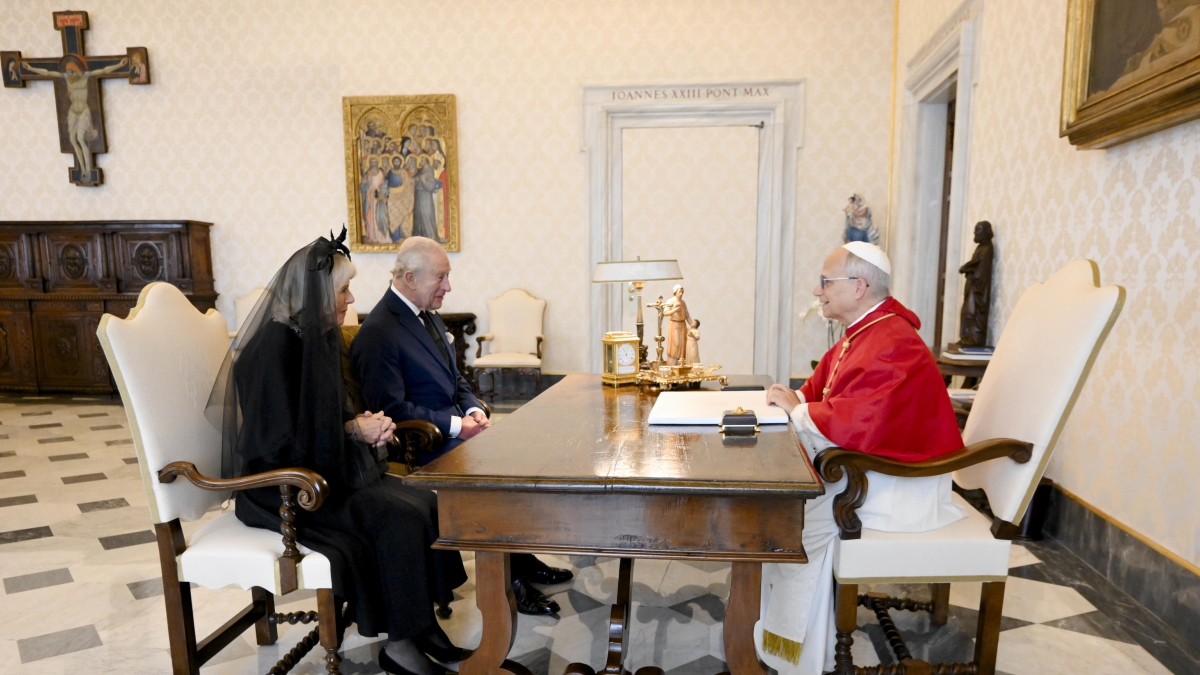 Re Carlo e Camilla a Roma per la preghiera con papa Leone: «Giornata storica». La nomina di sovrano e pontefice a «Confratel»