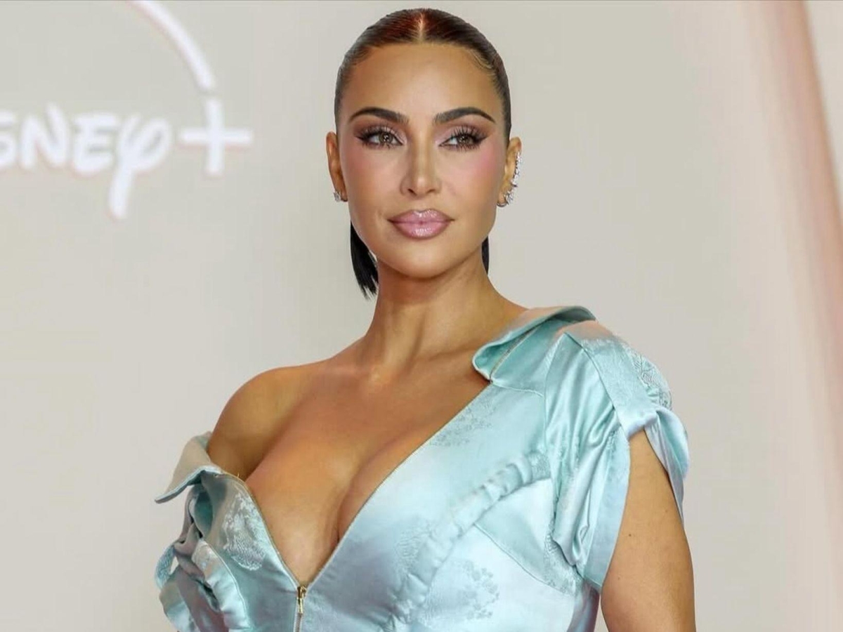Kim Kardashian festeggia i suoi 45 anni a Parigi con una visita a sorpresa al Crazy Horse