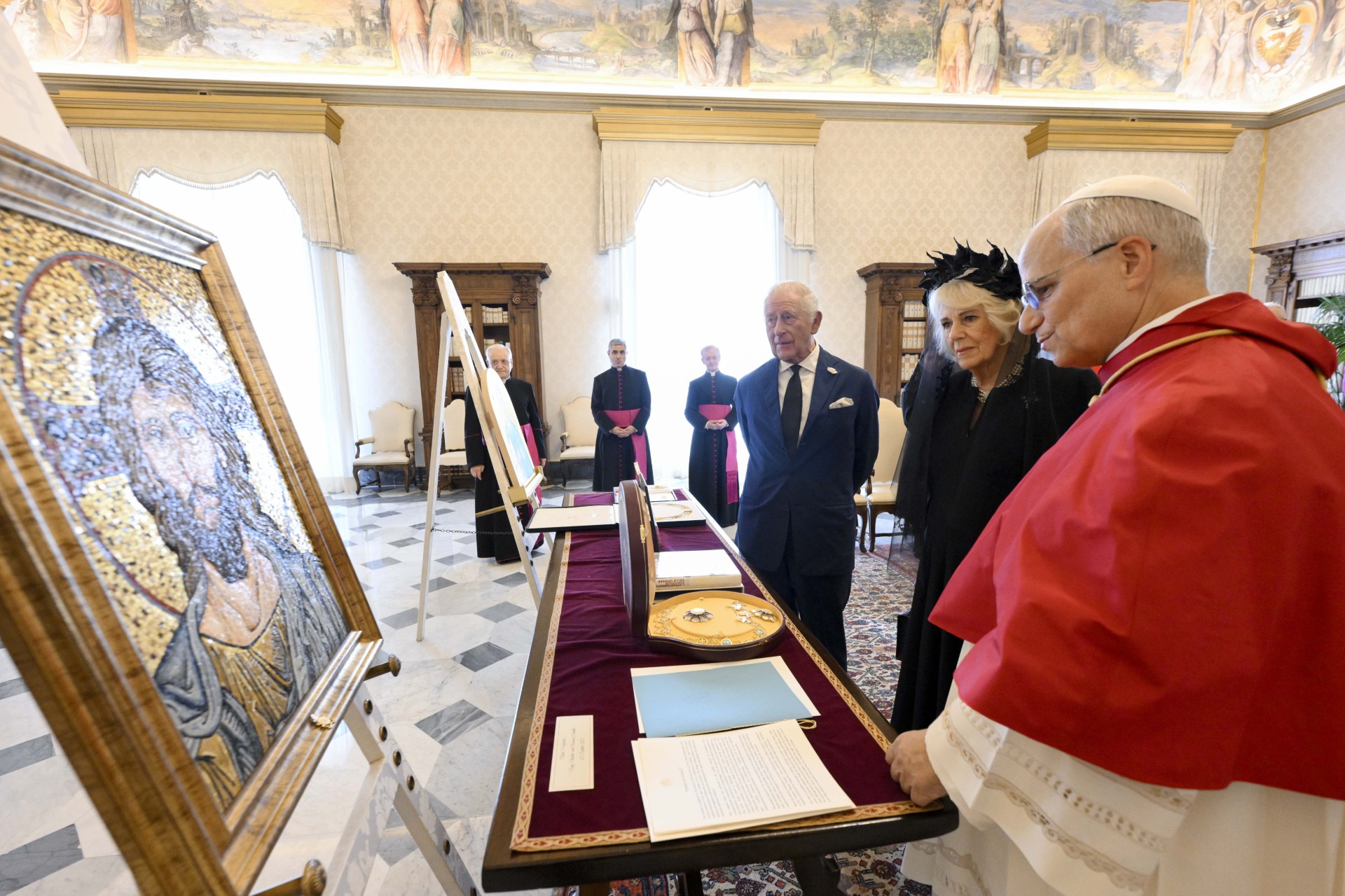 Re Carlo e Camilla a Roma per la preghiera con papa Leone: «Giornata storica». La nomina del sovrano a «Confratel»