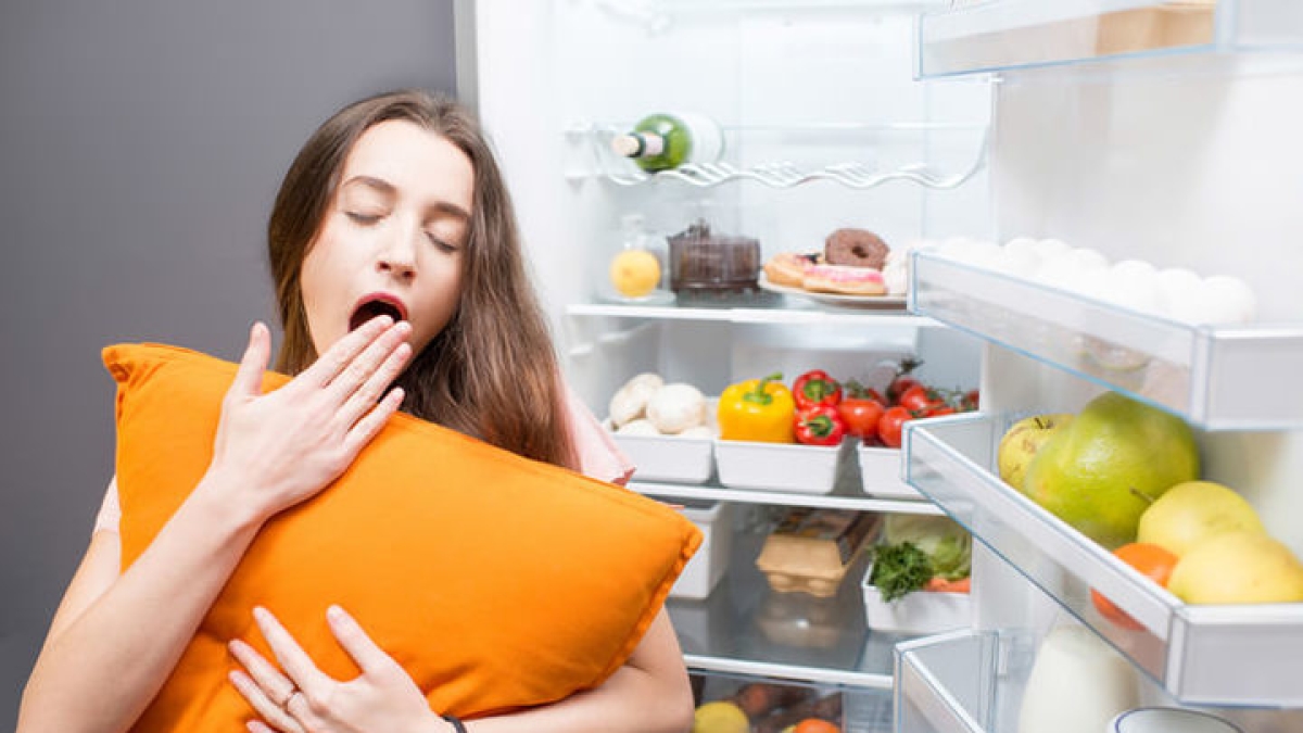 Cosa mangiare per favorire il sonno (e non metter peso): dormire meno di 6 ore può ostacolare del 55% la perdita di grasso