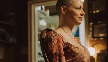«Bugonia» di Yorgos Lanthimos: recensione del film della settimana (e dove vederlo a Firenze)