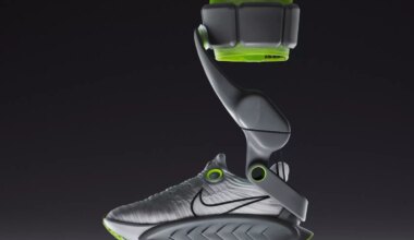 L'era della camminata assistita: Nike presenta Amplify, la scarpa robotica che fa andare più veloce: ha un motore che potenzia gambe e caviglie
