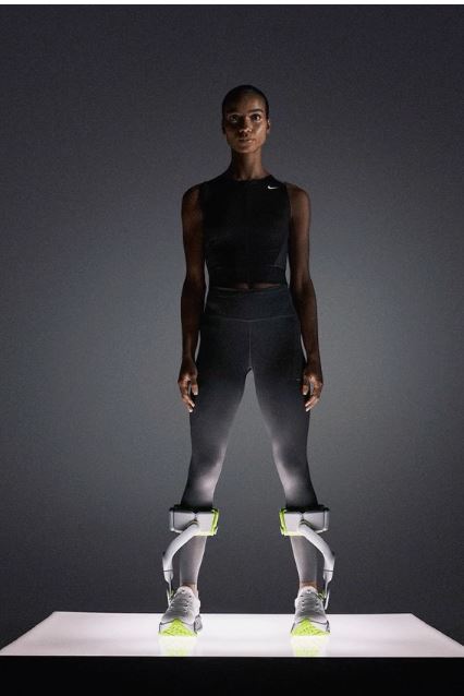 Nike presenta Amplify, la scarpa robotica che fa camminare più veloce: ha un motore che potenzia gambe e caviglie