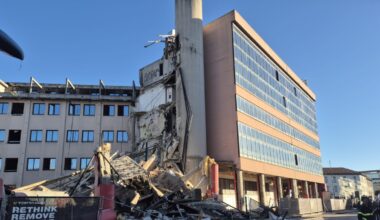 Sesto San Giovanni, crolla l'ex sede della Magneti Marelli. I passanti: «Come una bomba, uno choc»