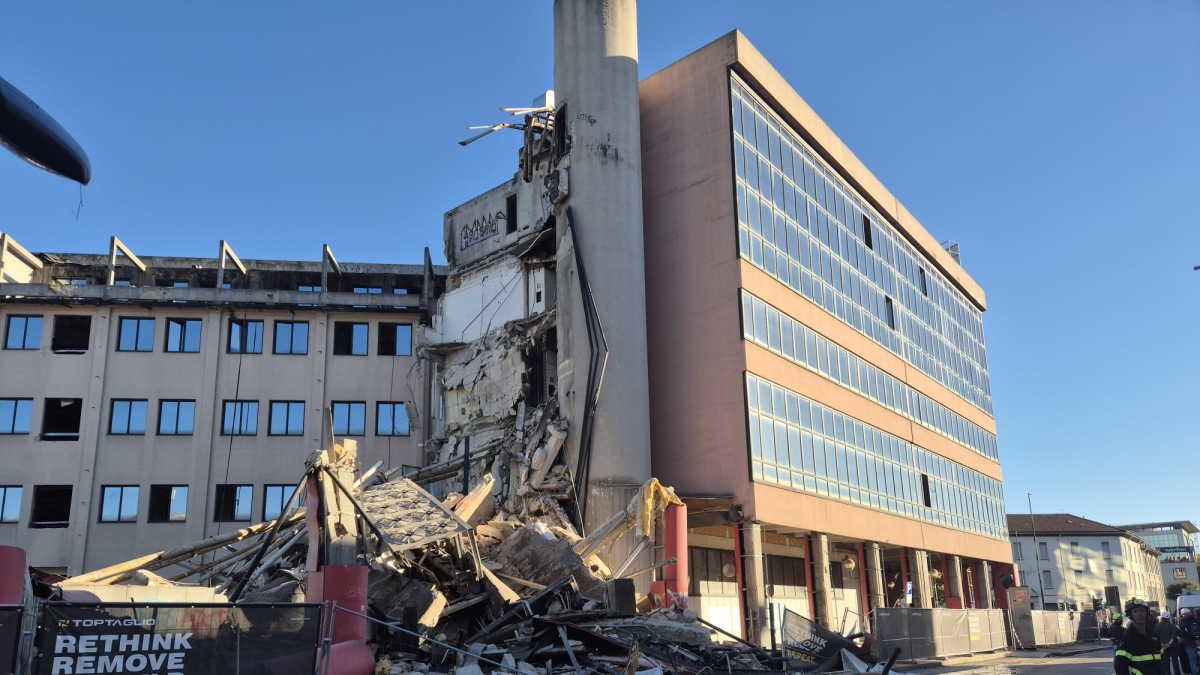 Sesto San Giovanni, crolla l'ex sede della Magneti Marelli. I passanti: «Come una bomba, uno choc»