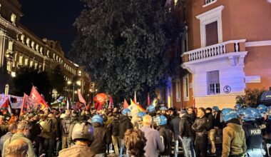 Corteo pro Palestina, tensioni con la polizia: idranti per disperdere i manifestanti diretti alla Festa del Cinema di Roma. Traffico in tilt