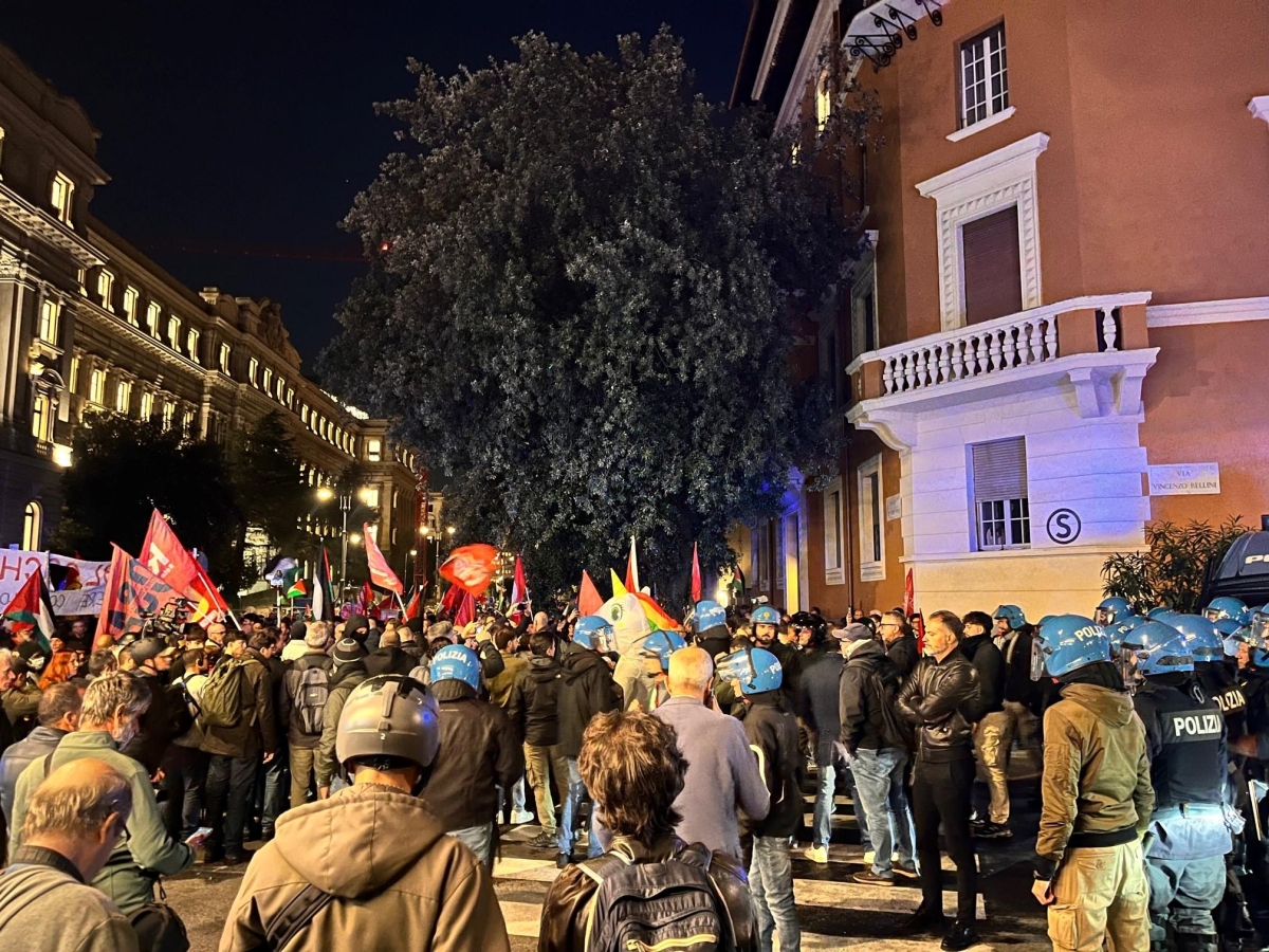 Corteo pro Palestina, tensioni con la polizia: idranti per disperdere i manifestanti diretti alla Festa del Cinema di Roma. Traffico in tilt