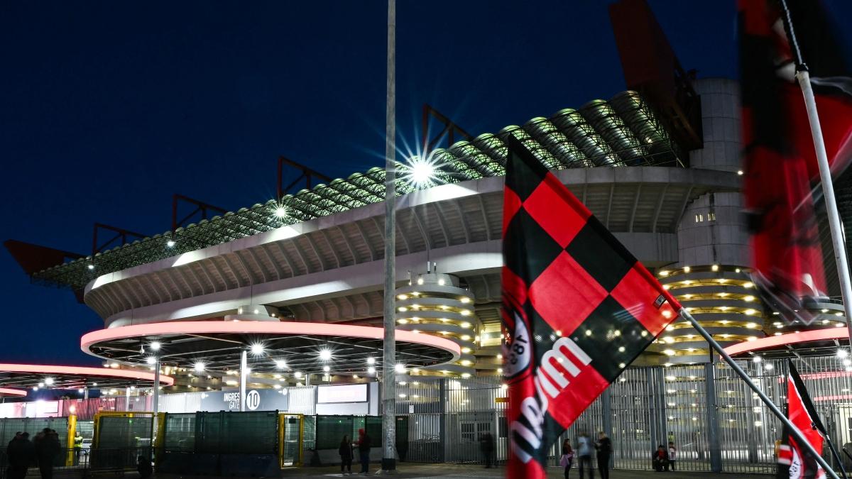 Tifosi del Milan contro partita a Perth. Striscione bloccato a San Siro