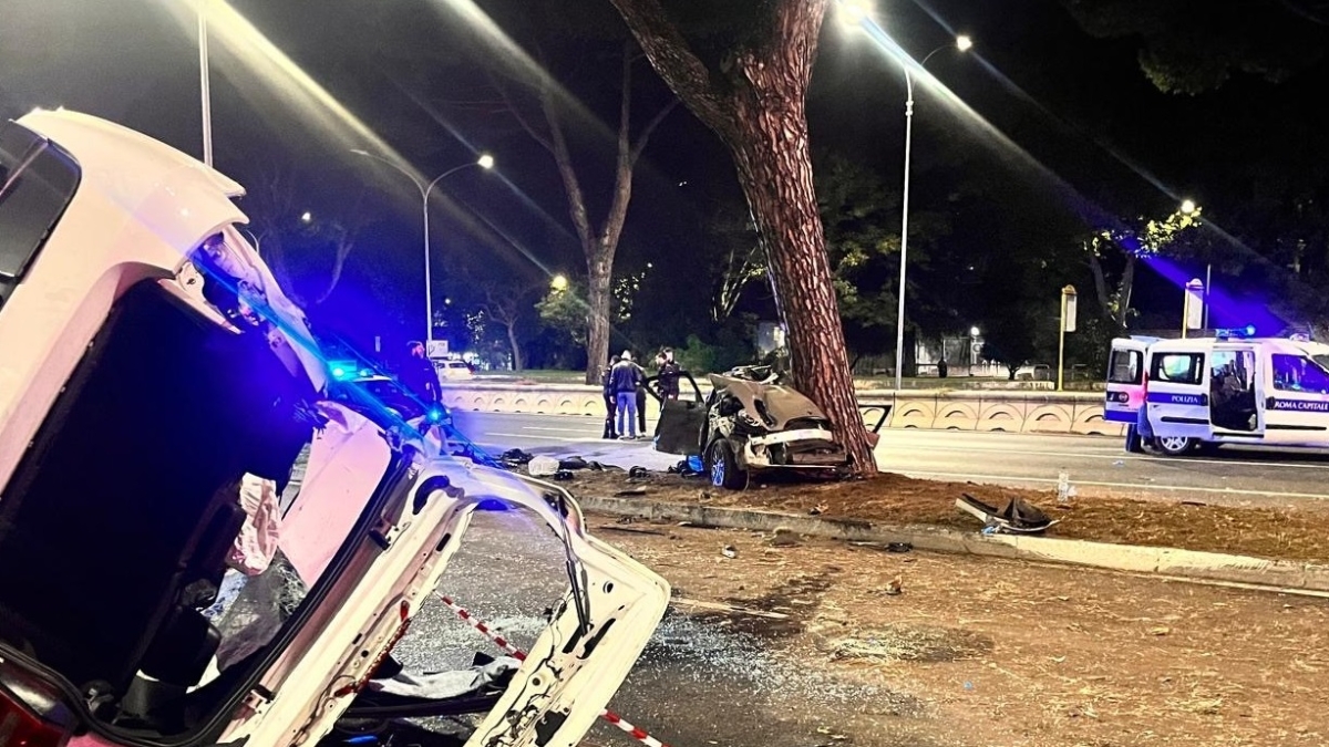 Roma: folle gara di velocità su via Cristoforo Colombo, scontro fra auto, una ventenne morta e tre feriti